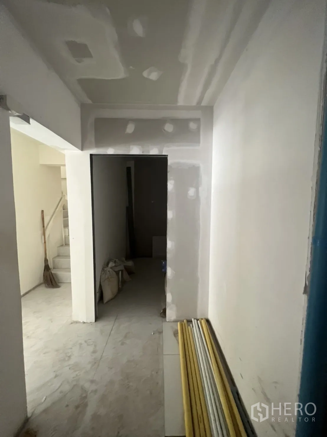 店屋 出租在Watthana, Bangkok - 翻新中的走廊，石膏板墙与储物区。