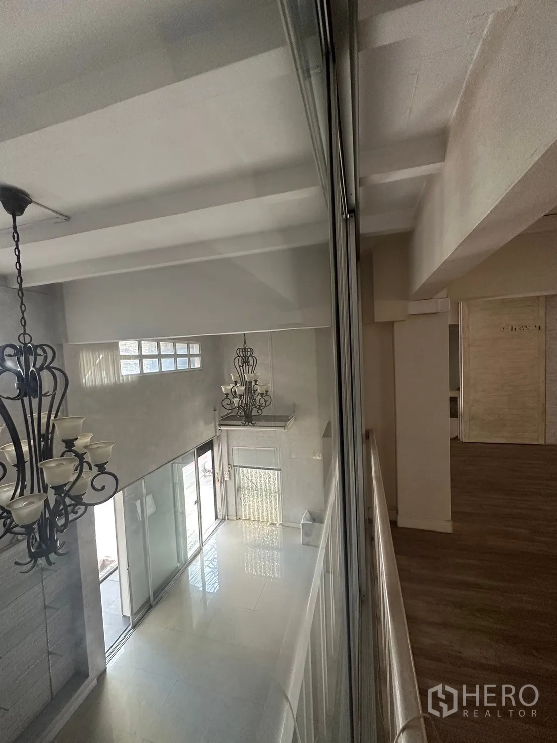 พื้นที่ขายปลีก ให้เช่าในWatthana, Bangkok - มุมมองชั้นลอยมองลงสู่โถงสูงและทางเข้ากระจก