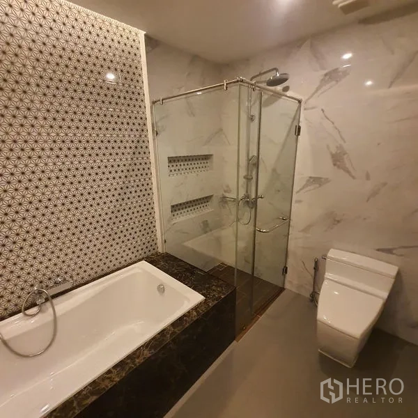 คอนโด ให้เช่าในBang Kapi, Bangkok - ห้องน้ำพร้อมอ่างอาบน้ำ ตู้อาบน้ำกระจก และผนังลวดลาย
