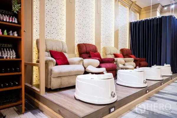 零售空间 出租在Khlong Toei, Bangkok - 多张舒适足疗椅与足浴盆置于抬高平台，旁有产品货架。