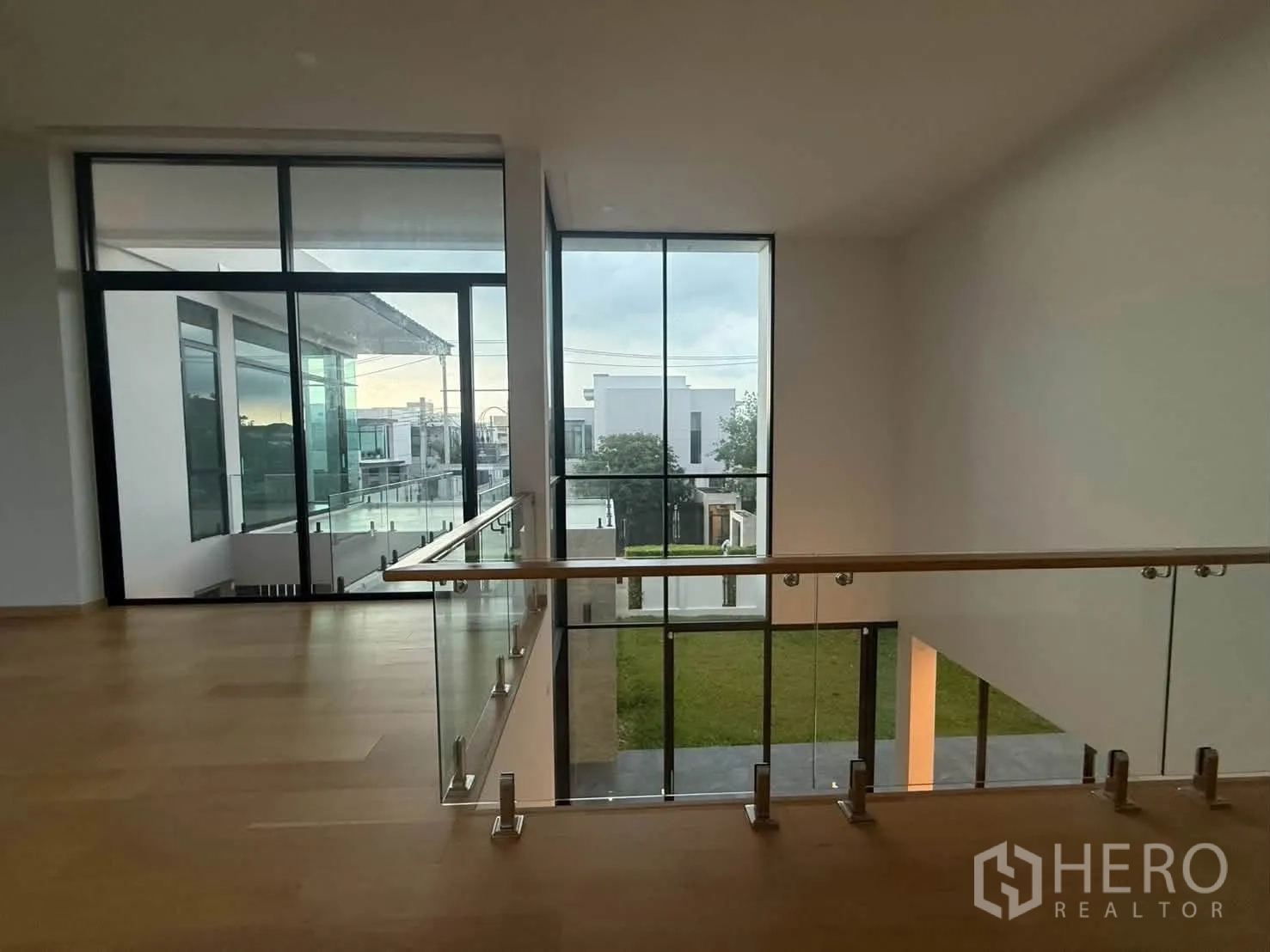 บ้านเดี่ยว for rent in Bang Khen, Bangkok - ชานพักบันไดราวกระจก มองออกสู่หน้าต่างบานใหญ่และสวน