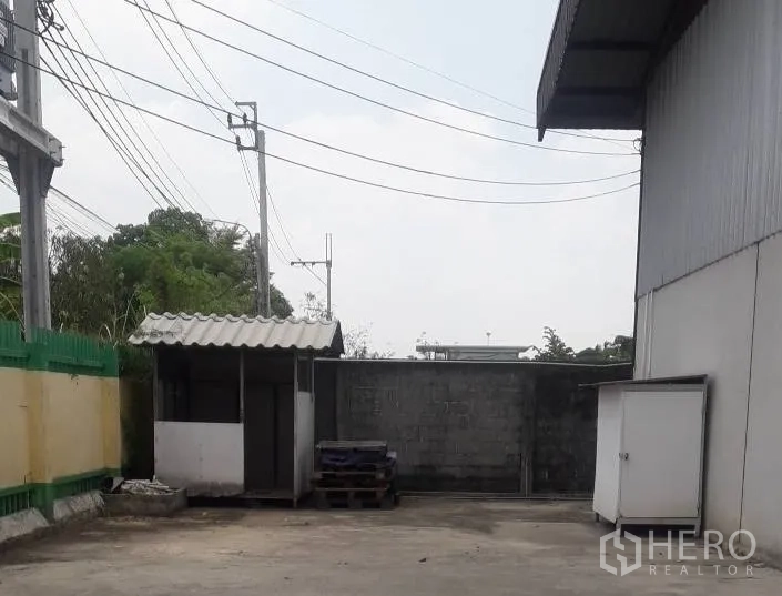 Warehouse for rent in Bang Sue, Bangkok - Concrete outdoor yard beside the warehouse suitable for parking and loading.