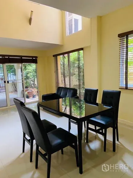 บ้าน ให้เช่าในWatthana, Bangkok - มุมทานอาหารโต๊ะกระจก หน้าต่างบานใหญ่พร้อมมู่ลี่ เปิดสู่ลานและสวน