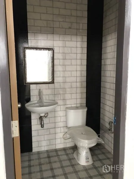 工厂 出租或出售在Bang Len, Nakhon Pathom - 整洁卫生间，白色地铁砖墙，洗手盆、镜子与坐便器