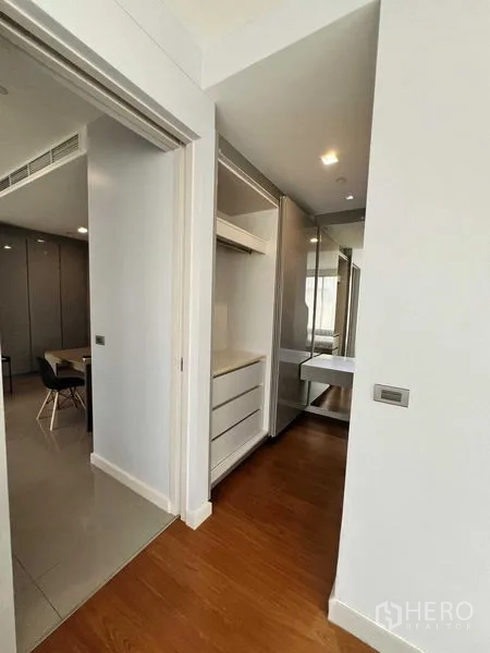 公寓 出租在Bang Rak, Bangkok - 步入式衣橱与梳妆区，带抽屉和镜面，连接卧室。