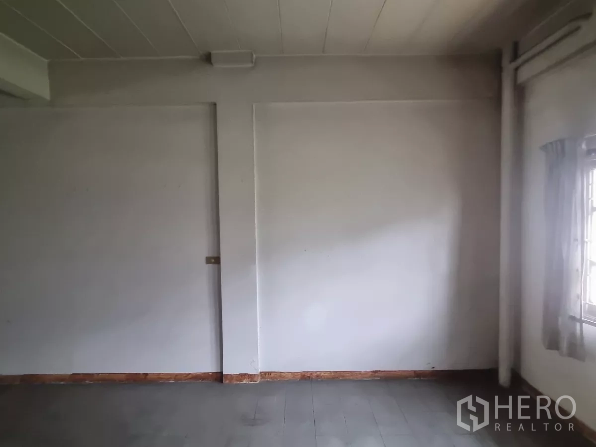 店屋 出租在Watthana, Bangkok - 带半透明隔断的办公室房间，光线较暗。