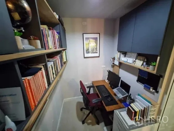 联排别墅 出售在Mueang Nonthaburi, Nonthaburi - 紧凑型书房，内置书架与办公桌