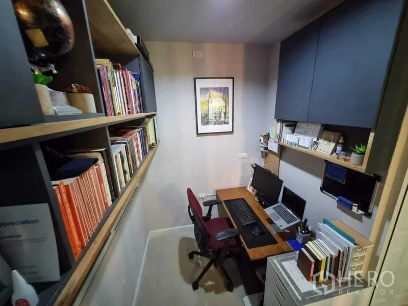 联排别墅 出售在Mueang Nonthaburi, Nonthaburi - 紧凑型书房，内置书架与办公桌