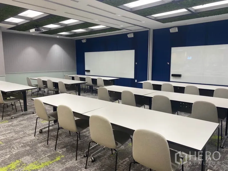 办公空间 出租在Pathum Wan, Bangkok - 培训教室，成排课桌椅，配大白板与顶灯。