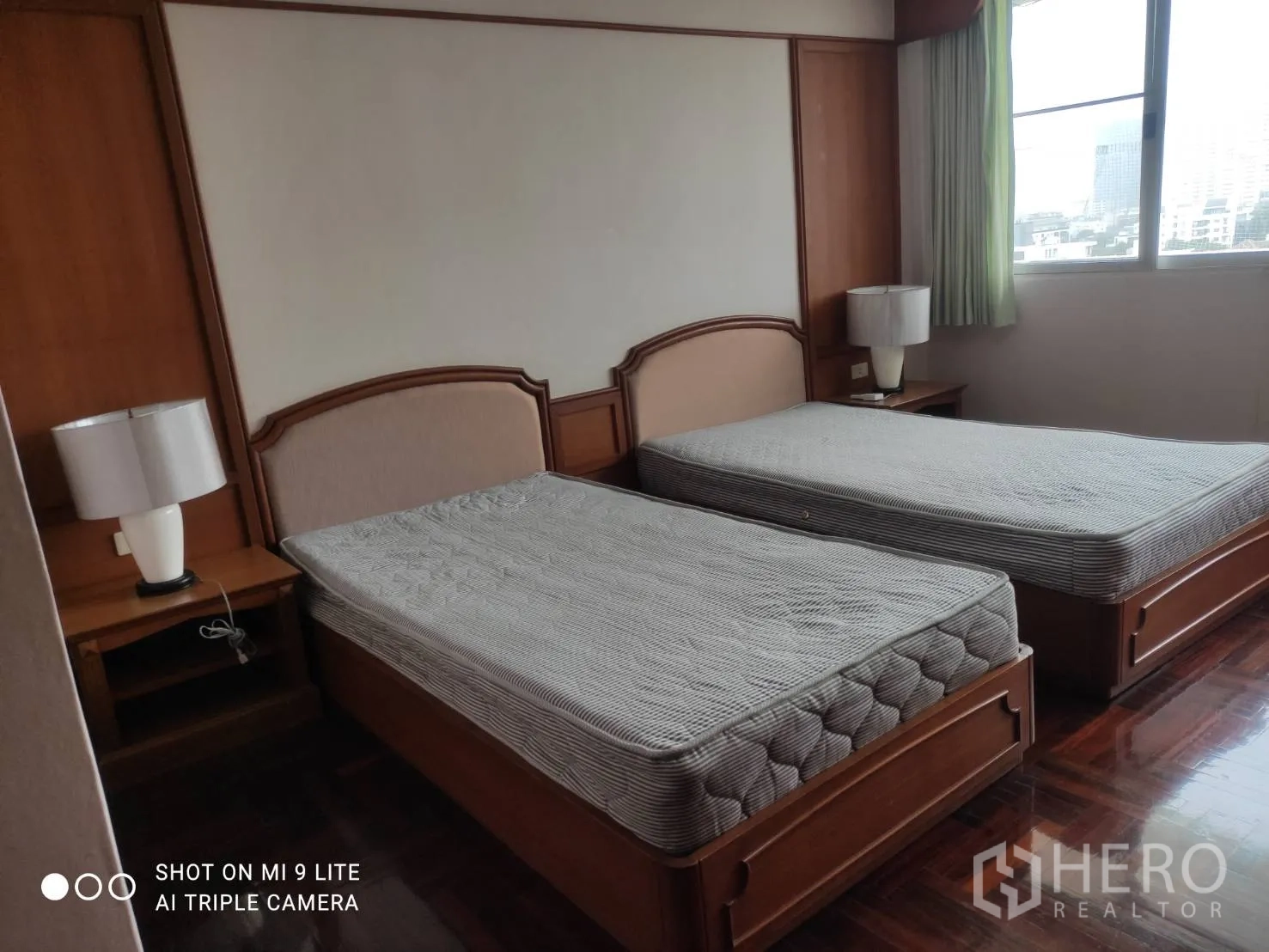 อพาร์ทเมนท์ ให้เช่าในWatthana, Bangkok - ห้องนอนสว่าง มีเตียงเดี่ยวสองเตียง โต๊ะหัวเตียง และหน้าต่างมุมมองเมือง