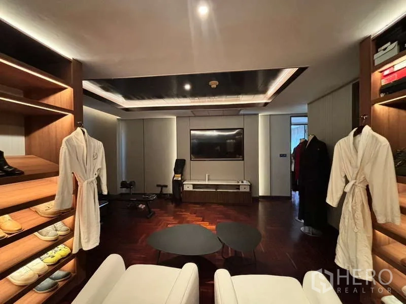 คอนโด ให้เช่าในWatthana, Bangkok - ห้องแต่งตัวขนาดใหญ่พร้อมชั้นวาง เปิดโล่งมีมุมพักผ่อน ทีวี และอุปกรณ์ฟิตเนส