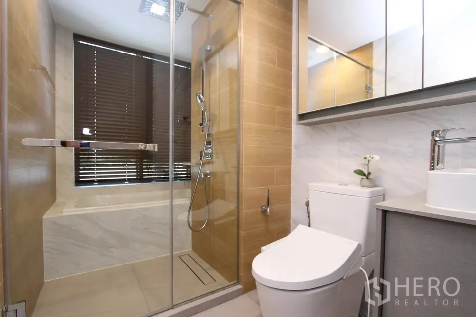 Condominium for rent in Watthana, Bangkok - Full bathroom view featuring shower enclosure, bathtub, toilet and mirrored cabinets.