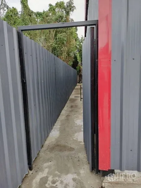 คลังสินค้า ให้เช่าในBueng Kum, Bangkok - ทางเดินด้านข้างแคบตลอดแนวรั้วเมทัลชีทข้างตัวโกดังไปสู่พื้นที่ด้านหลัง