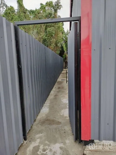 คลังสินค้า ให้เช่าในBueng Kum, Bangkok - ทางเดินด้านข้างแคบตลอดแนวรั้วเมทัลชีทข้างตัวโกดังไปสู่พื้นที่ด้านหลัง