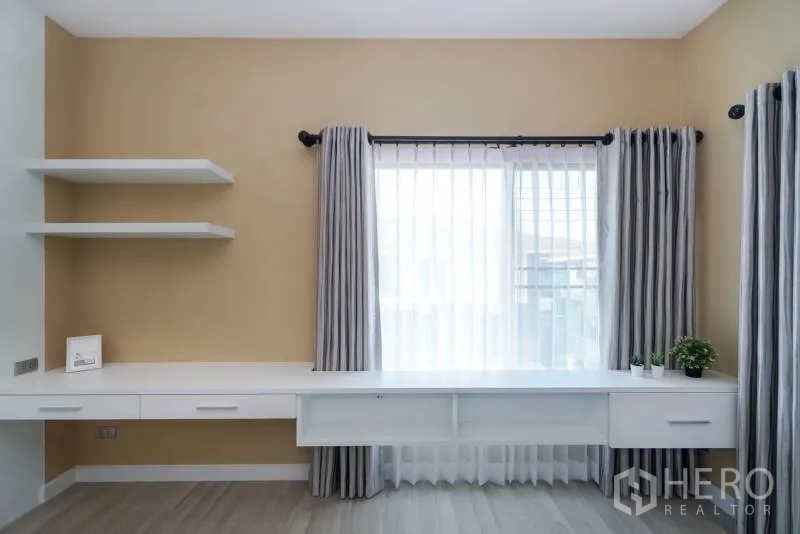 บ้าน ให้เช่าหรือขายในLat Krabang, Bangkok - มุมทำงานพร้อมโต๊ะบิวท์อินยาว ชั้นลอย และหน้าต่างติดผ้าม่าน