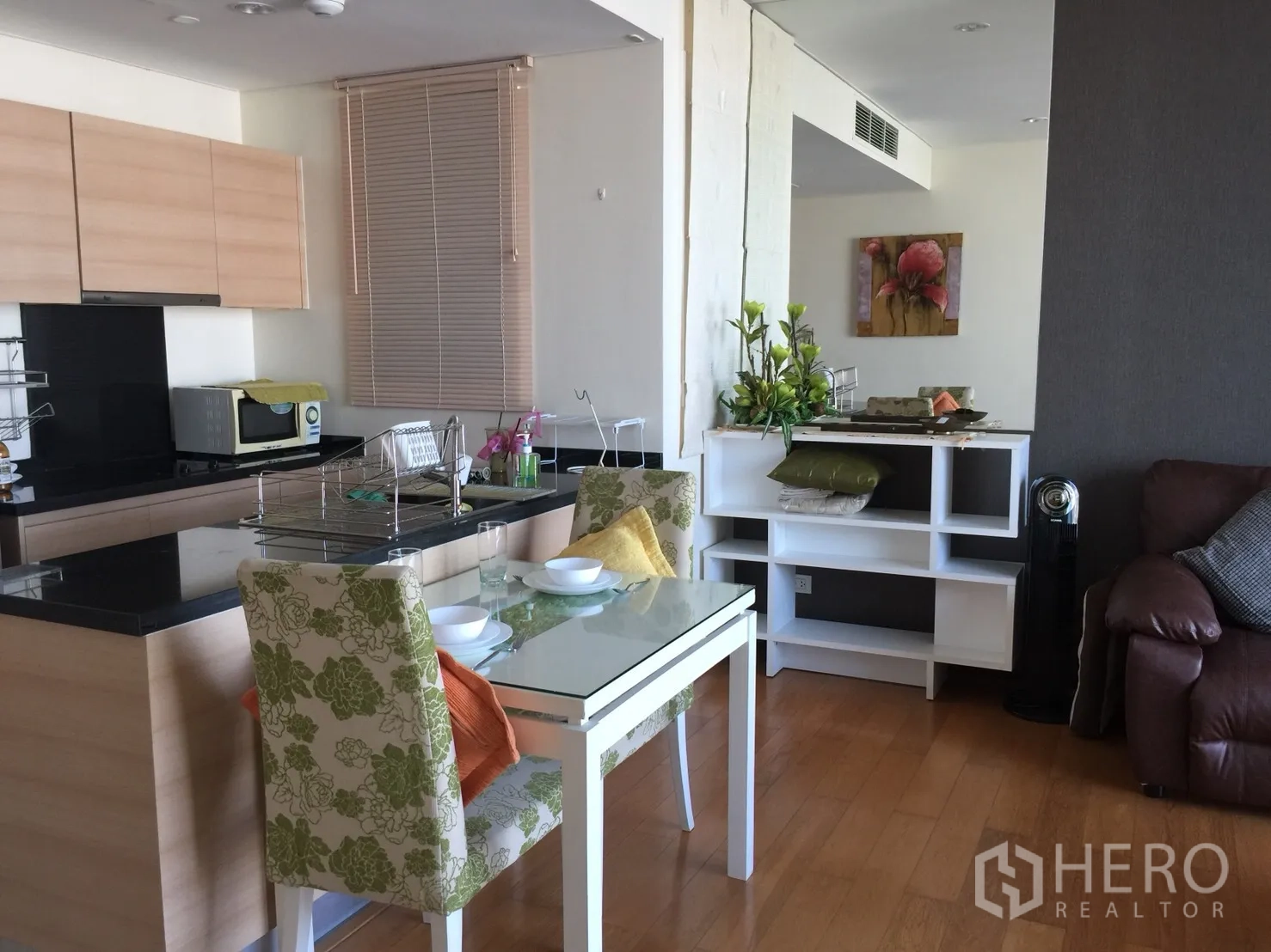 คอนโด ให้เช่าในWatthana, Bangkok - ครัวแบบเปิด เคาน์เตอร์หินสีดำ โต๊ะกินข้าวกระจก และตู้ไม้โทนสว่าง