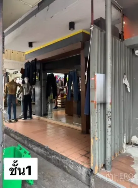 店屋 出租在Ratchathewi, Bangkok - 一层店面入口，地面铺砖，门面敞开可见模特陈列。