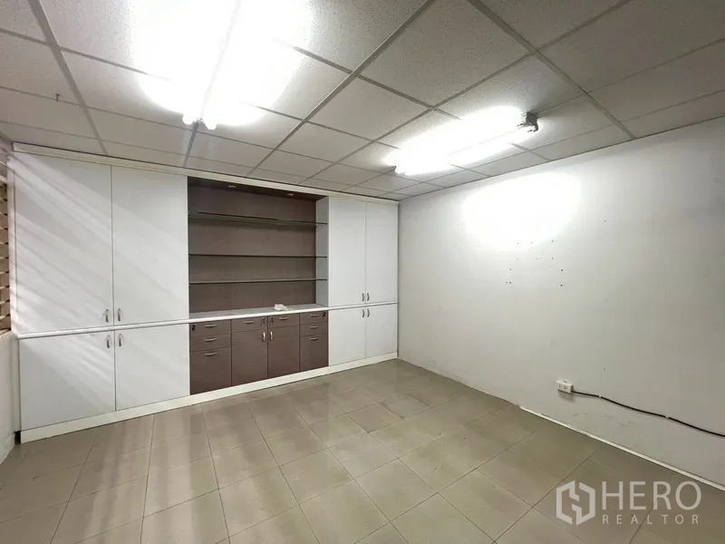 店屋 出租在Phra Khanong, Bangkok - 办公室房间，整面墙内置柜与搁架。