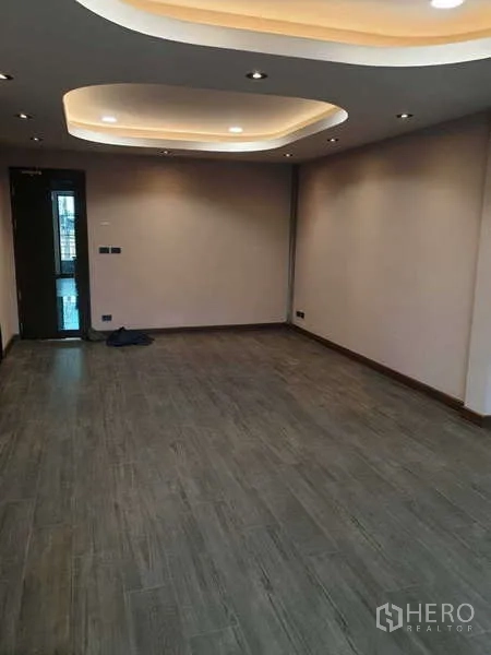 สำนักงานที่บ้าน ให้เช่าในKhlong Toei, Bangkok - มุมมองอีกด้านของห้องเดียวกัน แสดงไฟฝ้าหลุมและประตูทางเข้า