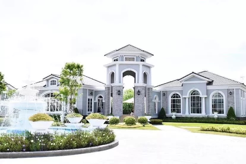 บ้าน ให้เช่าในPrawet, Bangkok - ซุ้มคลับเฮาส์หรู พร้อมน้ำพุ ช่องโค้ง และภูมิทัศน์เรียบร้อย.