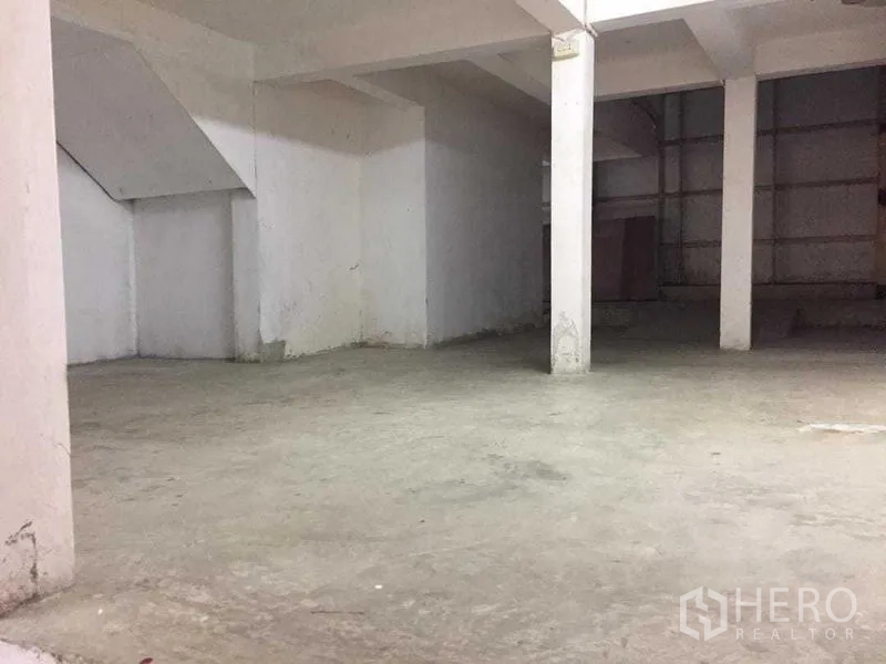 独立商业地产 出租或出售在Bang Khun Thian, Bangkok - 高挑库房或工坊区，混凝土地面与承重立柱。