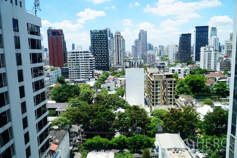 公寓 出租在Watthana, Bangkok - 素坤逸一带的城市天际线与大片绿意。