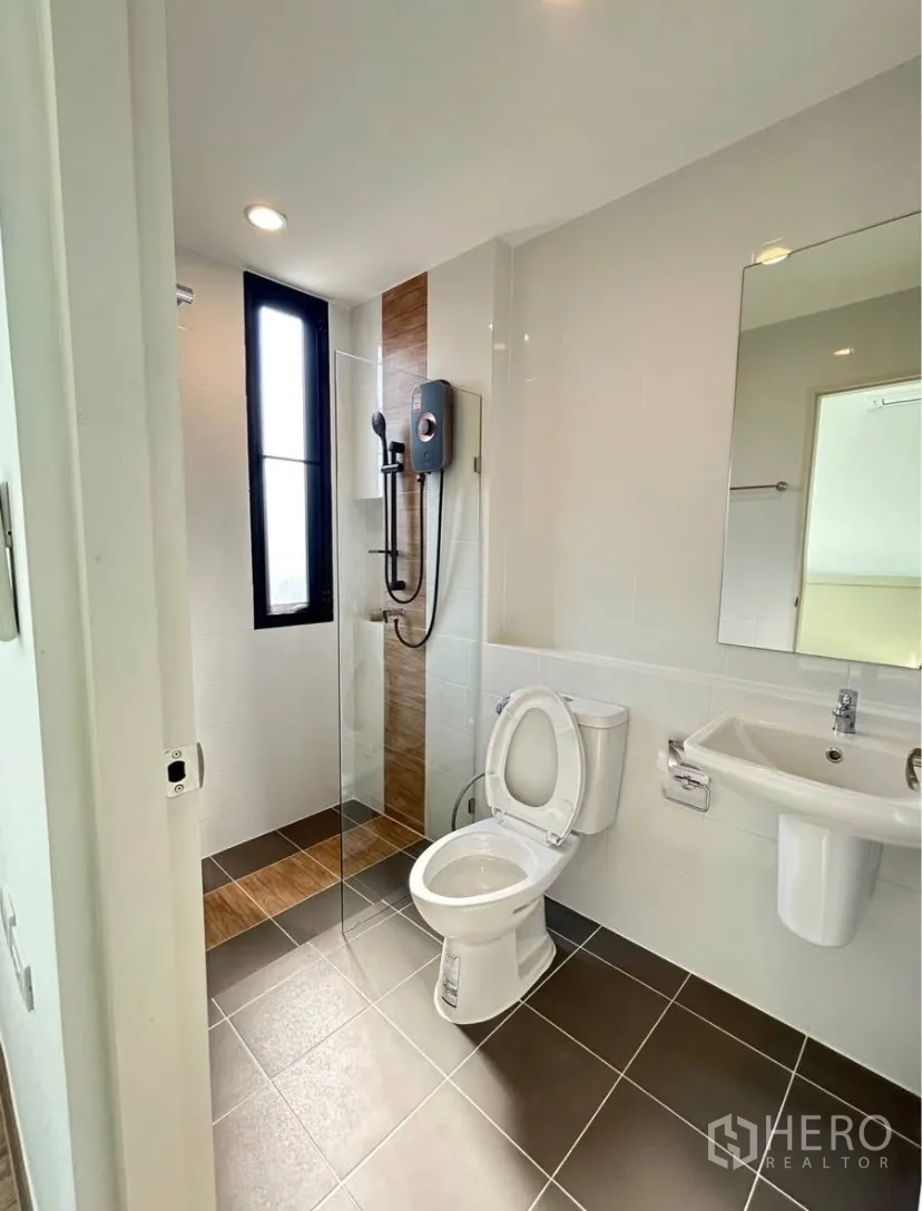 บ้านแฝด for rent in Bang Phli, Samut Prakan - ห้องน้ำสมัยใหม่พร้อมตู้ shower กระจก เครื่องทำน้ำอุ่น โถสุขภัณฑ์ และอ่างล้างหน้า