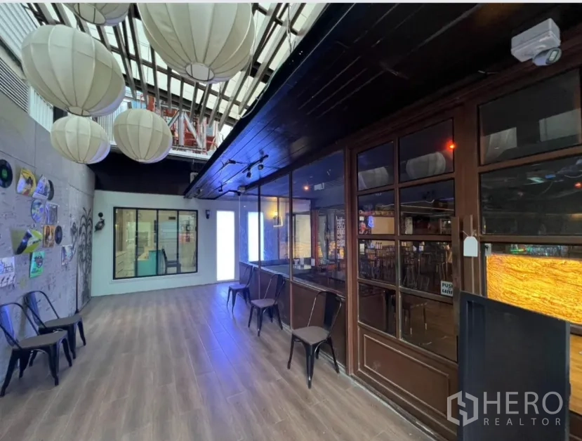 零售空间 出租在Watthana, Bangkok - 带顶露台，玻璃立面与灯笼，通向酒吧