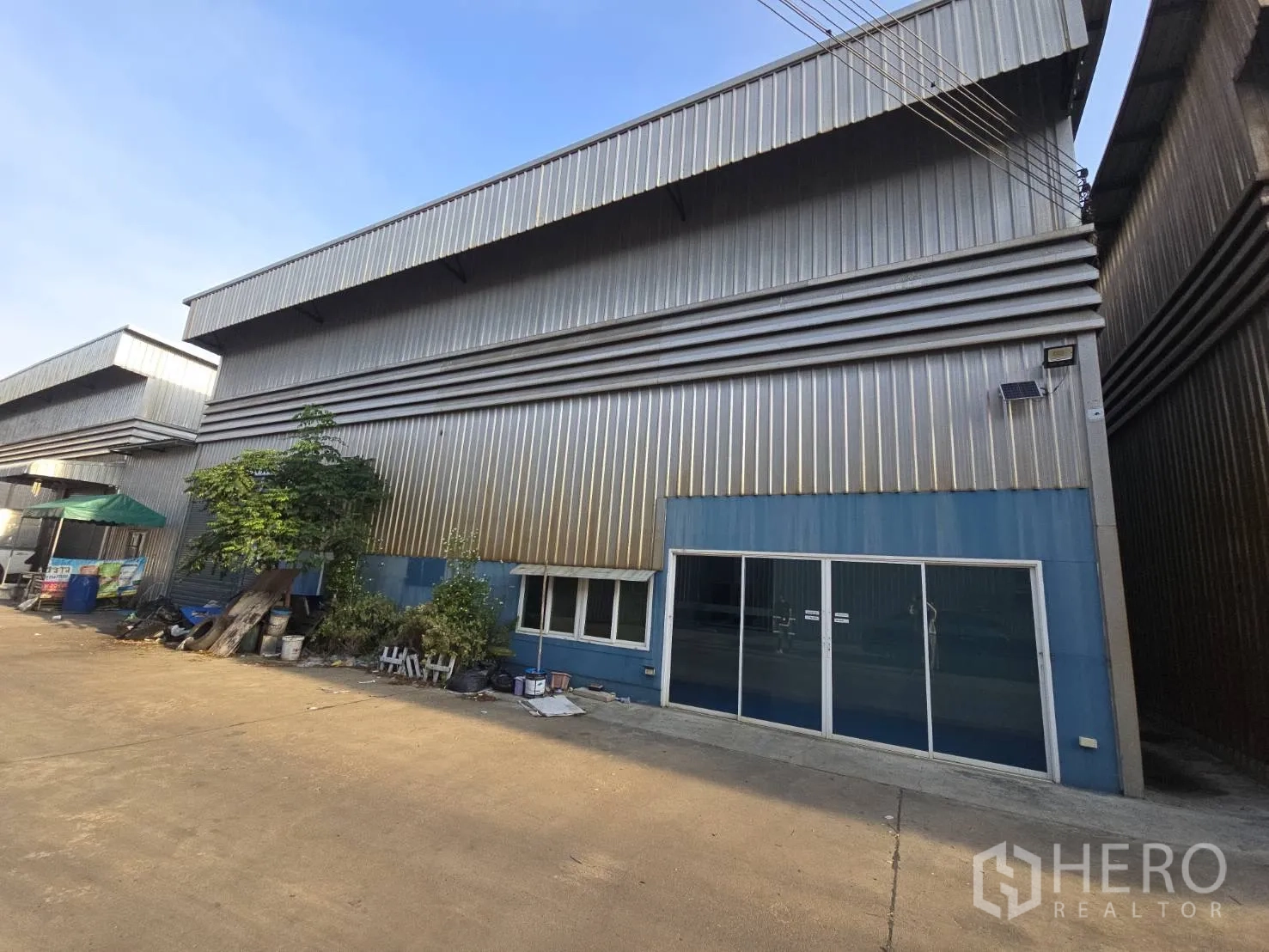 โกดัง for rent in Bang Phli, Samut Prakan - ด้านหน้าตัวโกดังพร้อมประตูกระจกบานเลื่อนติดถนนคอนกรีต