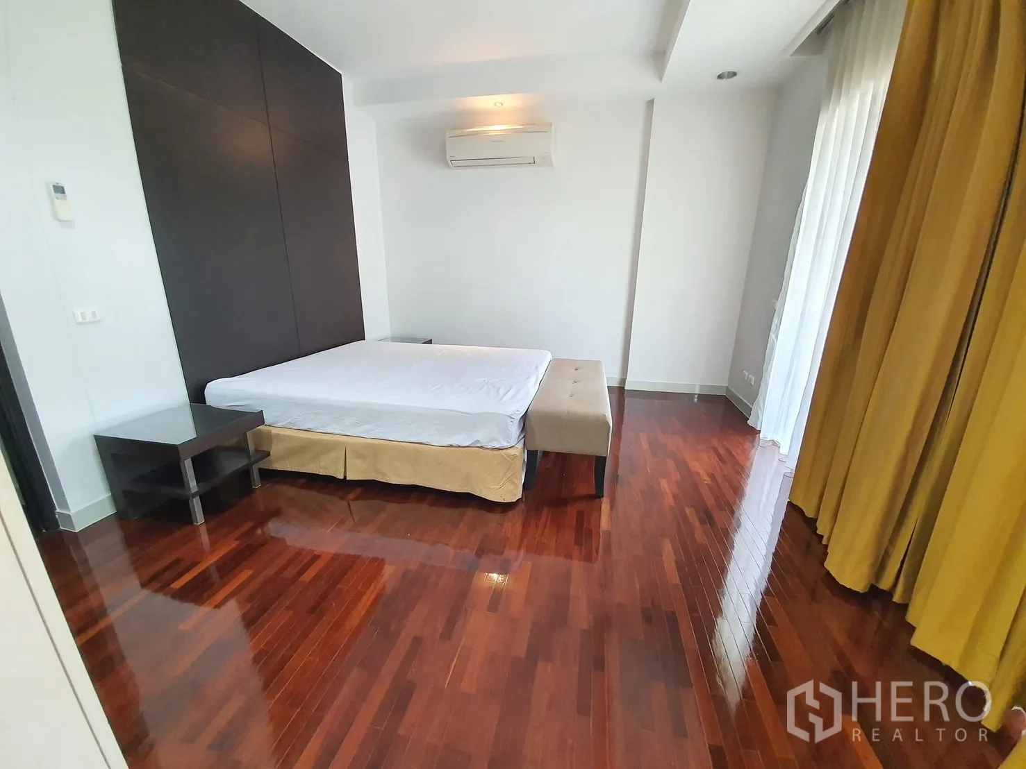 独栋房屋 for rent in Wang Thonglang, Bangkok - 主卧宽敞，双人床、亮泽木地板、大窗与空调。