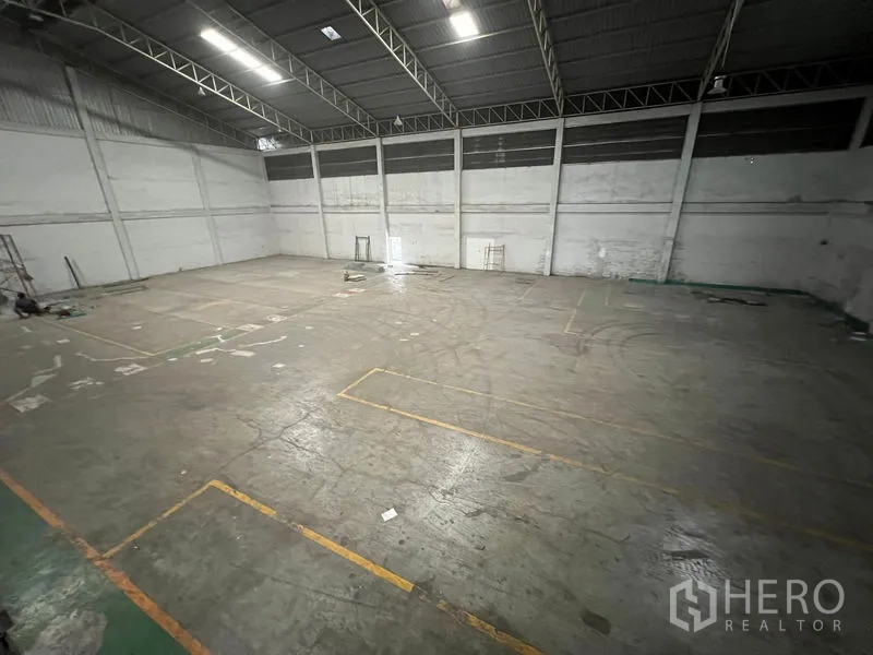 คลังสินค้า ให้เช่าในBang Sao Thong, Samut Prakan - พื้นโกดังโล่งทำเส้นตีจราจร ใต้หลังคาโครงเหล็ก