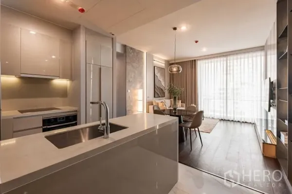 คอนโด ให้เช่าในWatthana, Bangkok - อีกมุมของครัวไอส์แลนด์เชื่อมต่อพื้นที่รับประทานอาหารและนั่งเล่น