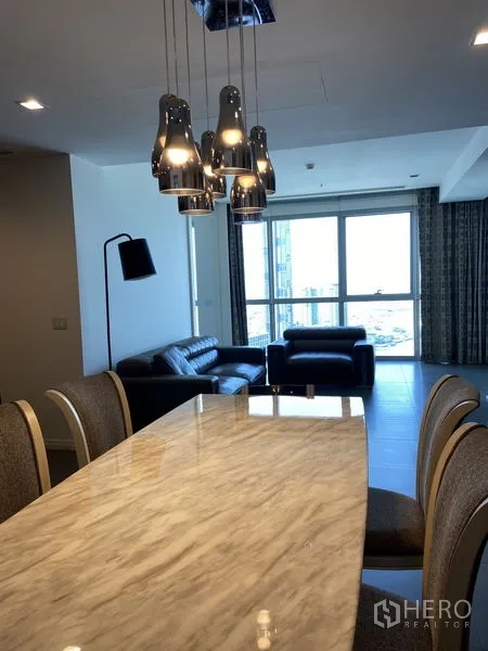 คอนโด ให้เช่าในKhlong San, Bangkok - พื้นที่รับประทานอาหาร โต๊ะหินอ่อนและโคมไฟห้อย ถัดจากห้องนั่งเล่น