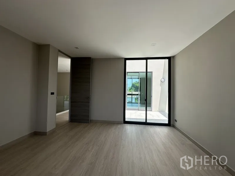 โฮมออฟฟิศ for rent or sale in Suan Luang, Bangkok - เทอเรซเปิดโล่งปูกระเบื้องพร้อมราวกันตกกระจก