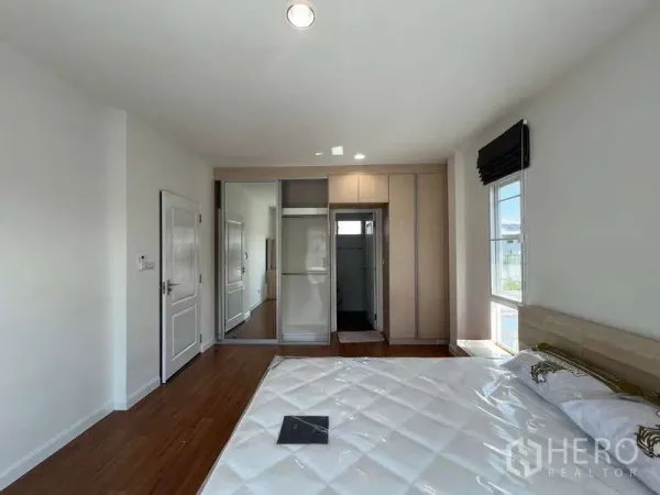 บ้าน ให้เช่าในBang Kapi, Bangkok - ห้องนอนสว่างพื้นไม้ เตียงควีนและตู้เสื้อผ้าบิวท์อิน มีประตูห้องน้ำในตัว