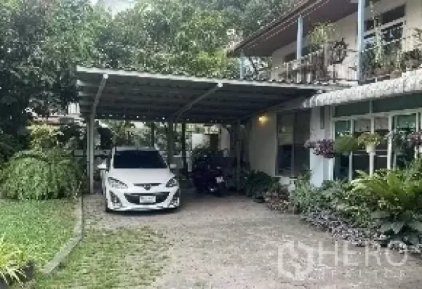 บ้าน ให้เช่าในWatthana, Bangkok - บ้านเดี่ยวสองชั้นพร้อมหลังคาที่จอดรถ ทางเข้าและสวนเขตร้อนร่มรื่น