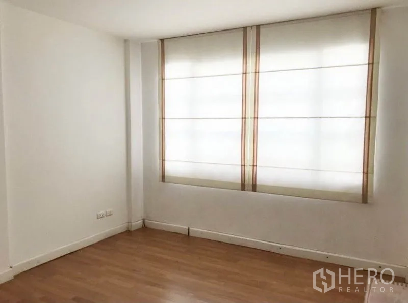 ทาวน์เฮาส์ ให้เช่าในPrawet, Bangkok - ห้องว่างหน้าต่างคู่ ม่านกรองแสง พื้นไม้ เหมาะเป็นห้องทำงานหรือห้องนอนเพิ่ม