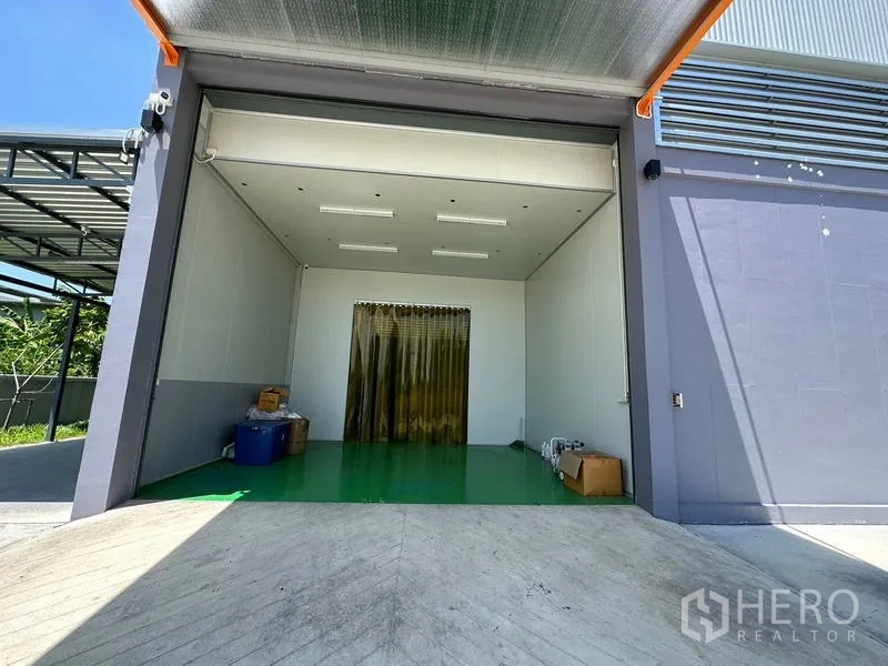 โรงงาน ให้เช่าหรือขายในLam Luk Ka, Pathum Thani - จุดโหลดสินค้ามีทางลาด ประตูม้วน และทางเข้าห้องคลีนรูมหลังม่านพลาสติก.
