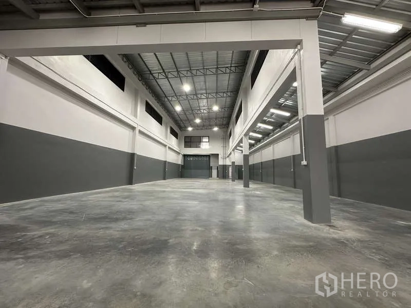 工厂 出租或出售在Bang Bua Thong, Nonthaburi - 宽阔库房跨距，中央柱与LED照明。
