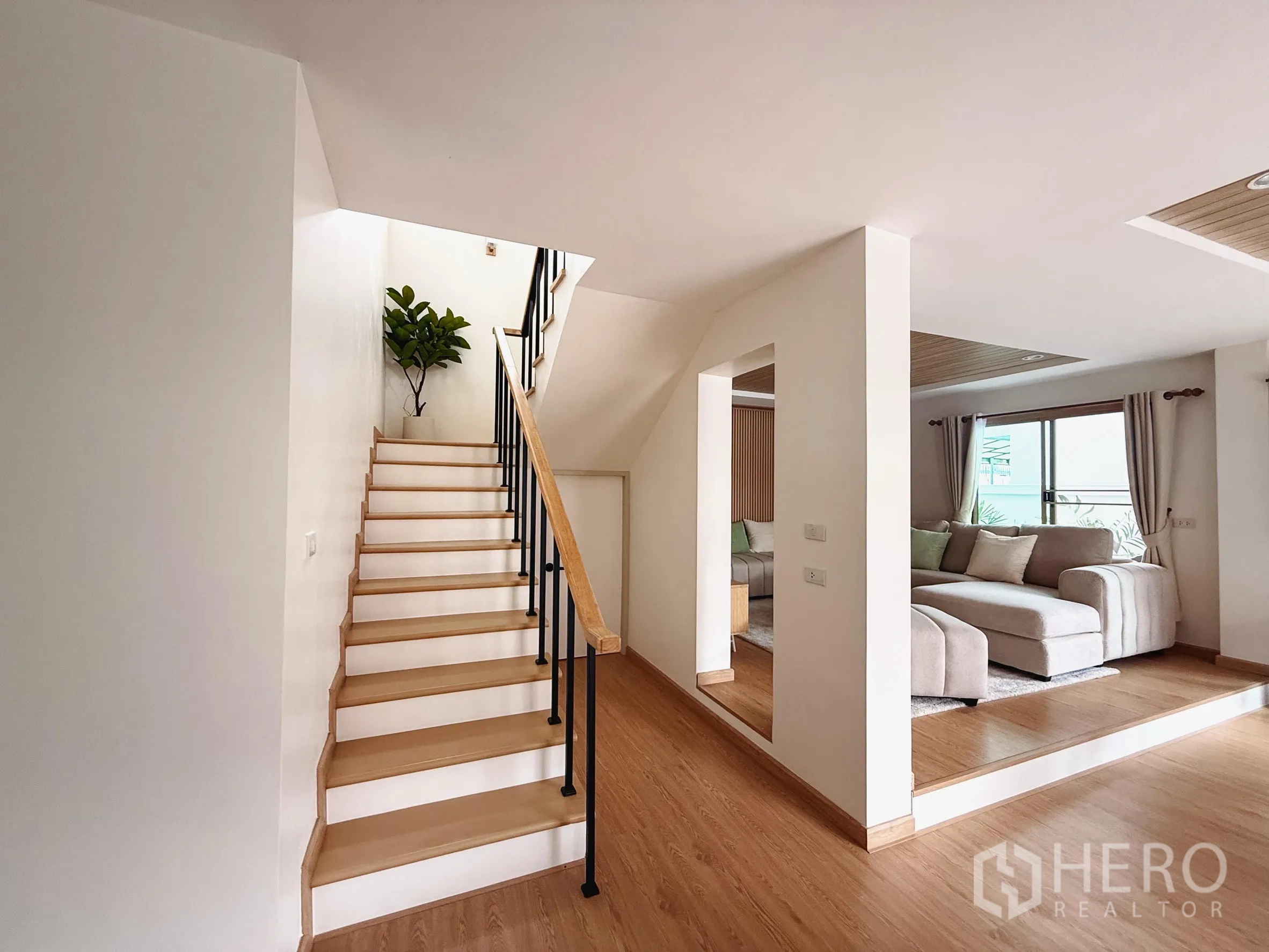 独立式住宅 出售在Suan Luang, Bangkok - 木踏步黑扶手楼梯，位于客厅旁。