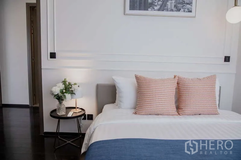 คอนโด ให้เช่าในWatthana, Bangkok - มุมใกล้เตียงพร้อมหมอนลายสวยและโต๊ะข้างเตียง