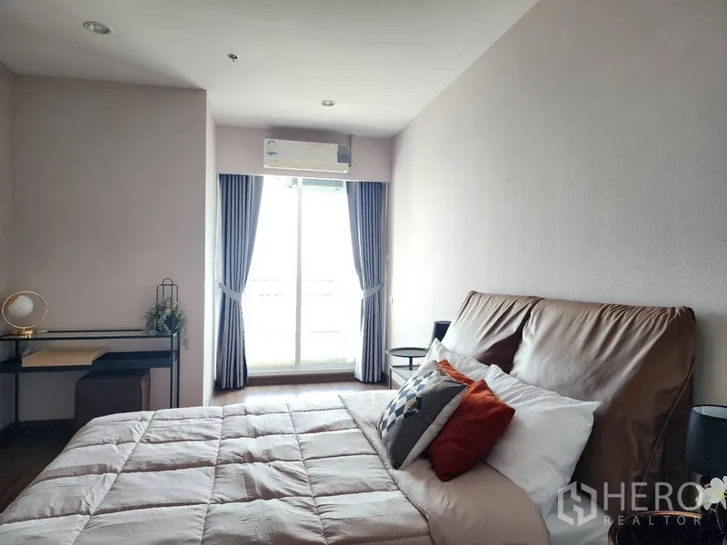 公寓 出租在Yan Nawa, Bangkok - 次卧，柔软床品与窗帘，并可通往阳台