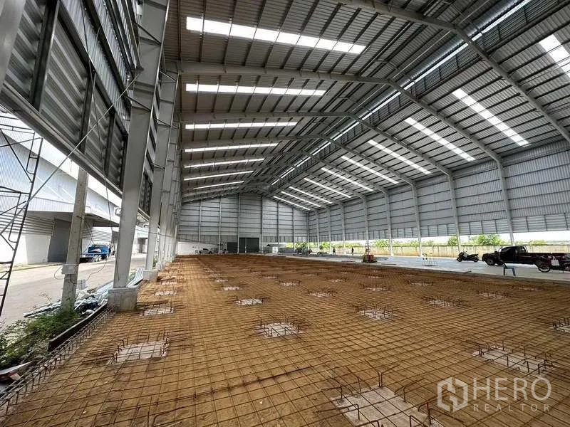 คลังสินค้า ให้เช่าในWang Noi, Phra Nakhon Si Ayutthaya - โกดังกว้างโครงเหล็ก หลังคามีช่องแสง พื้นเสริมเหล็กเตรียมเทคอนกรีต
