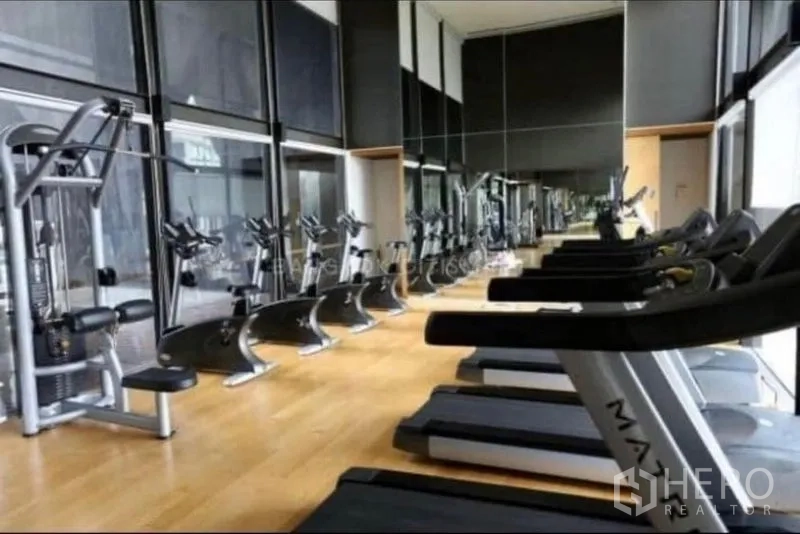 คอนโด ให้เช่าในSathon, Bangkok - ฟิตเนสของคอนโดพร้อมลู่วิ่ง จักรยาน และเครื่องเวท ข้างผนังกระจก