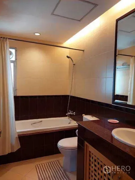 อพาร์ทเมนท์ ให้เช่า - ห้องน้ำปูกระเบื้องพร้อมอ่างอาบน้ำ ฝักบัว โต๊ะอ่างล้างหน้าและกระจกบานใหญ่