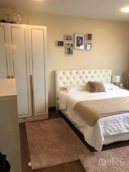 公寓 出售在Yan Nawa, Bangkok - 主卧另一角度，展示床、衣柜与柔软地毯。