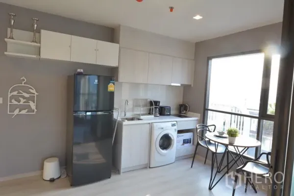 คอนโด ขายในKhlong Toei, Bangkok - ครัวบิวท์อินสไตล์โมเดิร์น ตู้เย็น เครื่องซักผ้า และโต๊ะทานอาหารสองที่นั่งริมหน้าต่าง