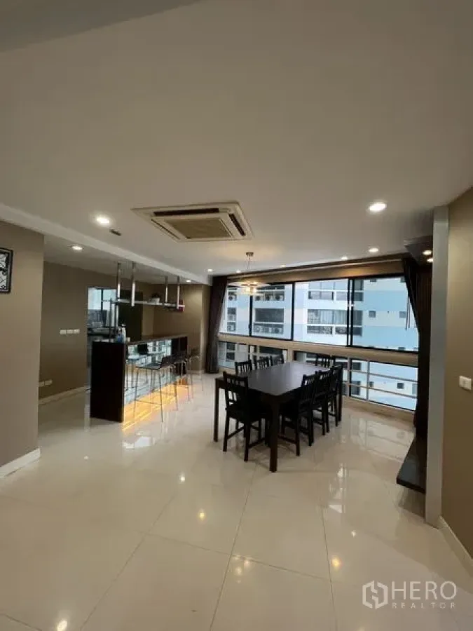 คอนโด ให้เช่า - พื้นที่รับประทานอาหารแบบเปิดโล่ง มีบาร์และหน้าต่างบานใหญ่เห็นวิวเมือง