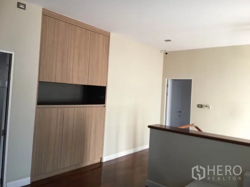 独立式住宅 出售在Khlong Toei, Bangkok - 楼梯平台旁的整面木质嵌入式储物柜。