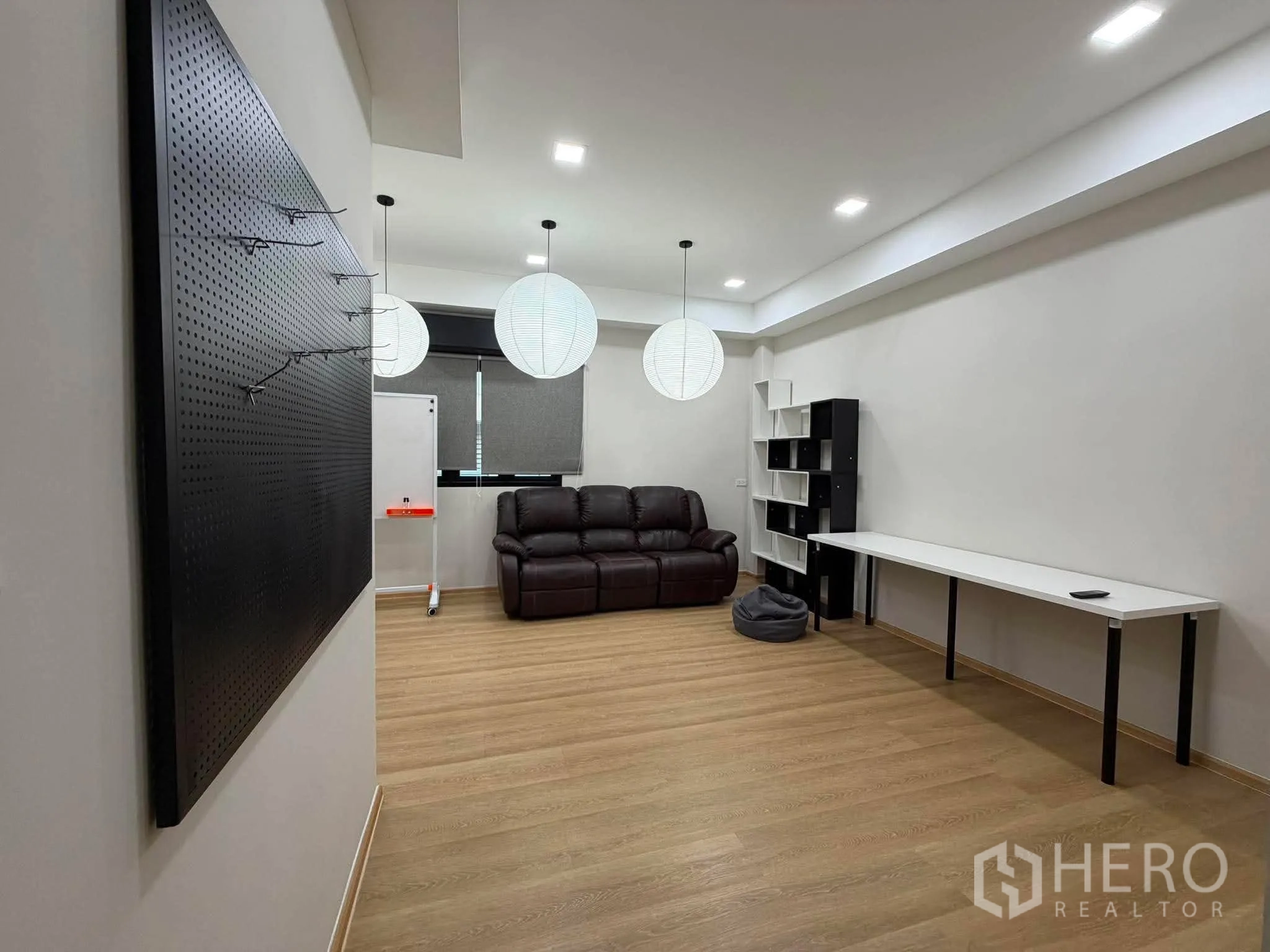 โฮมออฟฟิศ for rent in Phra Khanong, Bangkok - ห้องอเนกประสงค์ขนาดใหญ่พร้อมเพ็กบอร์ด โซฟารีไคลเนอร์ ชั้นวาง และโต๊ะยาว